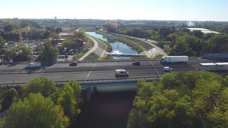 Autoverkehr-Auf-Einer-Brücke-über-Einen-Fluss-In-Montpellier-Drohnen-Luftaufnahme.-Sonniger-Tag